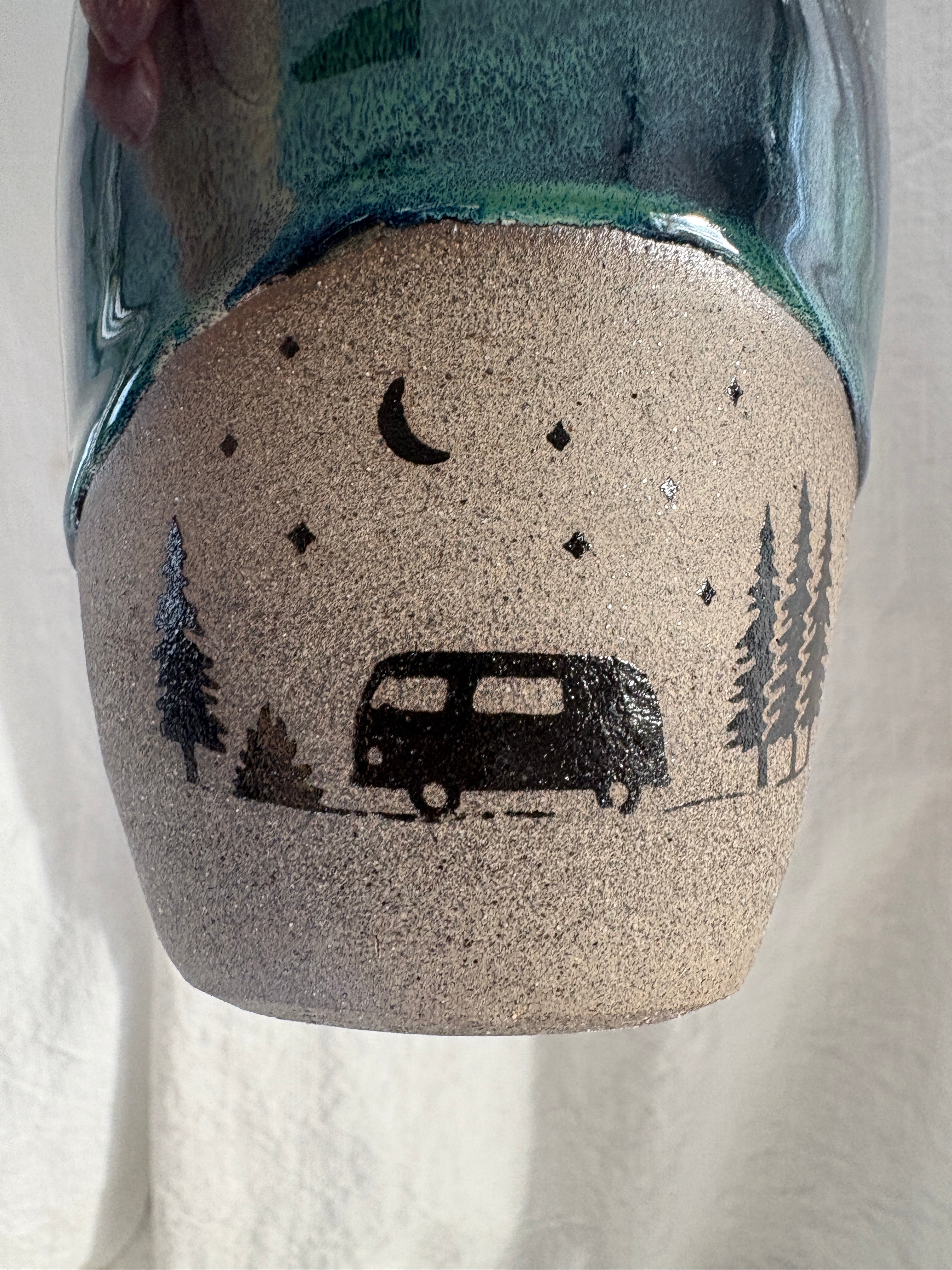 Handgemachter Keramikbecher mit Van Bulli Henkel modern mit Henkel – Steinzeug Becher, Vanlife Geschenk, Naturglasur,  360-400 ml