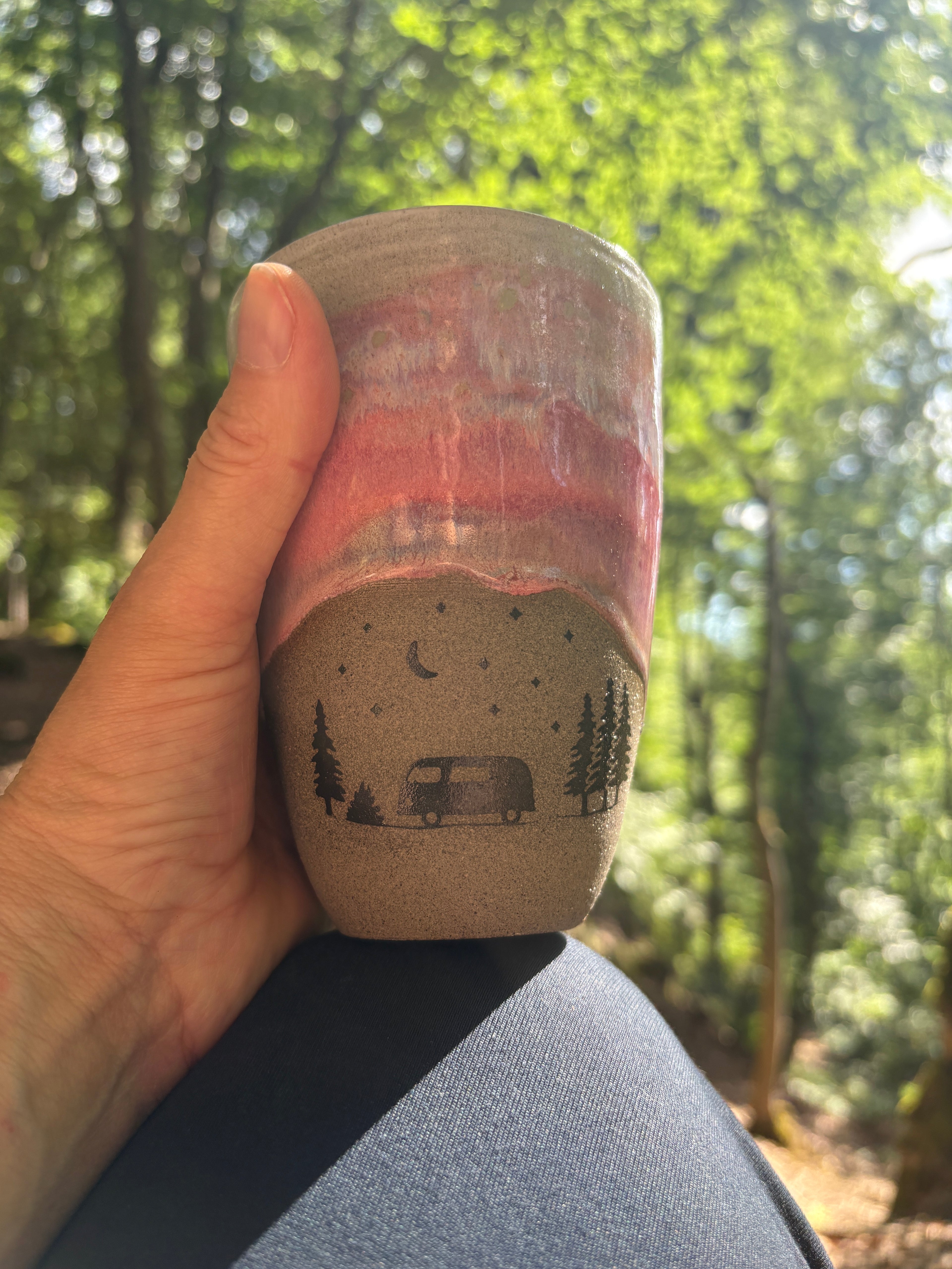Handgemachter Keramikbecher mit Van Bulli Henkel modern mit Henkel – Steinzeug Becher, Vanlife Geschenk, Naturglasur,  360-400 ml